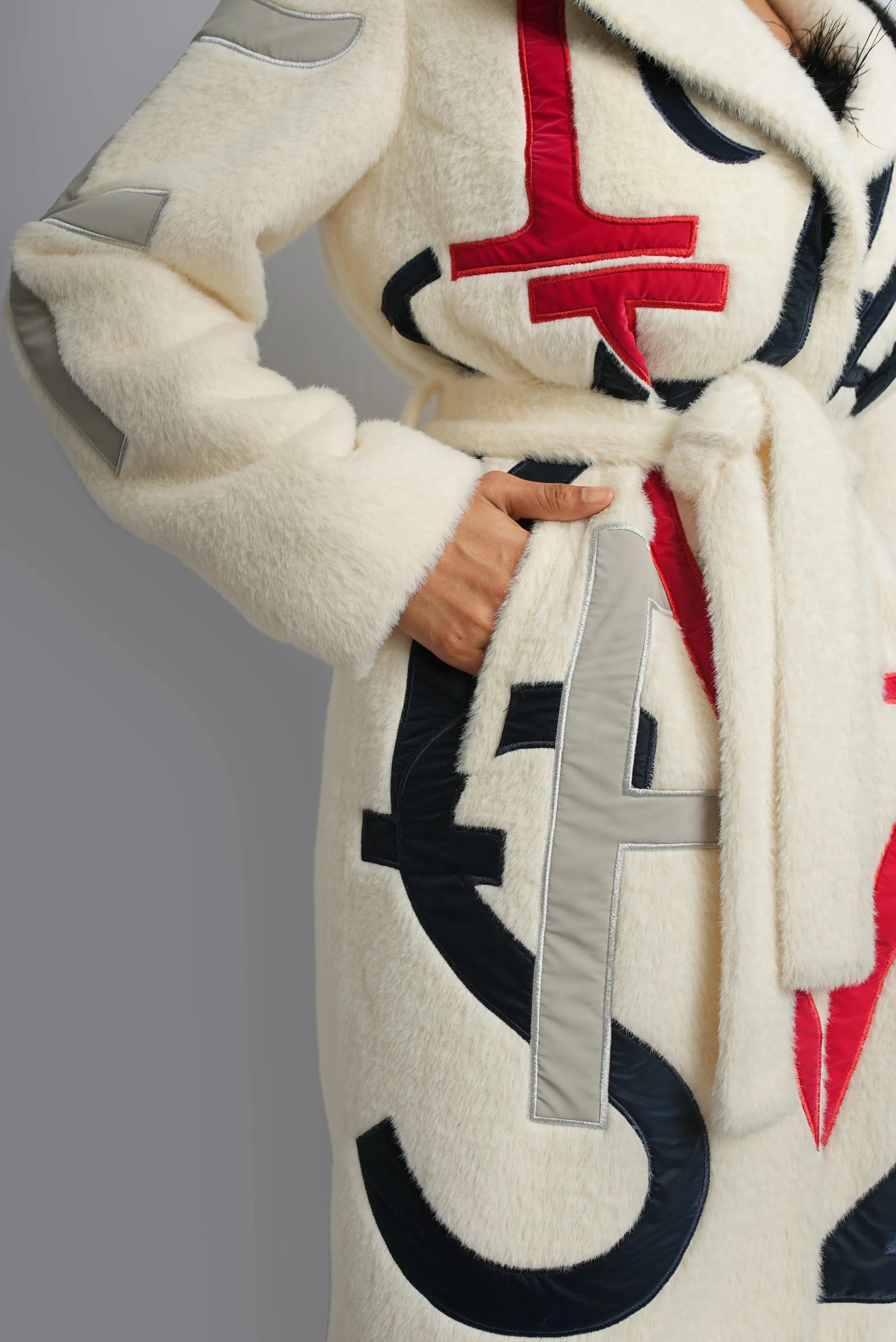 Off-White Lama Wool Knee-Length Coat with Mink Fur Collar & Letter Design